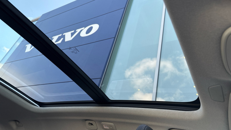 Volvo XC40 2.0 B4P Ultra Dark 5dr Auto Petrol Estate